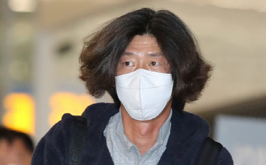 남욱 변호사가 지난 18일 오전 인천국제공항 제2여객터미널로 귀국해 검찰에 체포된 뒤 서울중앙지검으로 압송되고 있다. 연합뉴스